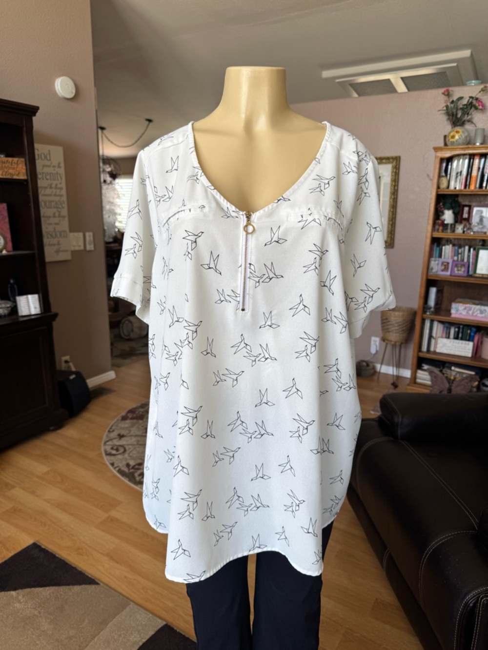 Naif white & black Vneck zip front short sleeve blouse-size XXL